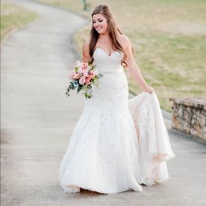 Ivory Lace Wedding Gown